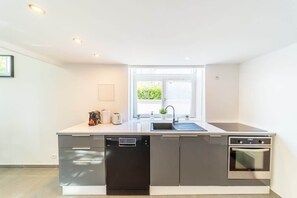 Fridge, microwave, oven, stovetop - The charming Fleury 2 bedrooms Oullins (Oullins)