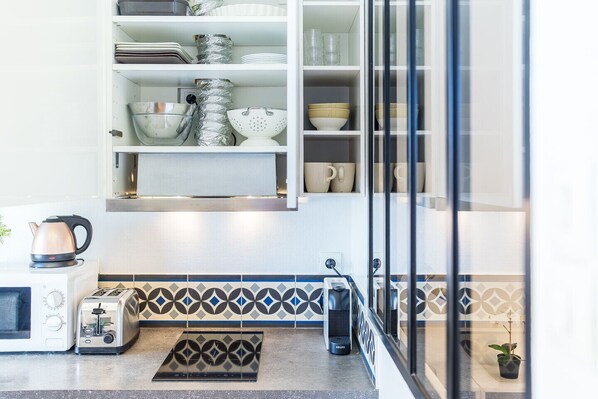 Fridge, microwave, oven, stovetop - Le Petit Chaponnay - Charming Apartment for 2 near Saxe Gambetta (Lyon)