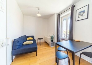 TV - Le Petit Chaponnay - Charming Apartment for 2 near Saxe Gambetta (Lyon)