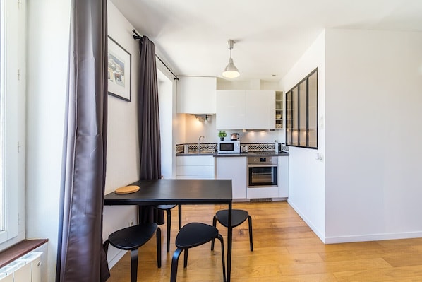 Réfrigérateur, four à micro-ondes, un four, surface de cuisson
