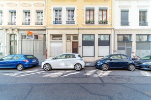 Property grounds - Le Petit Chaponnay - Charming Apartment for 2 near Saxe Gambetta (Lyon)