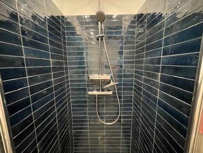 Een douche, een haardroger, handdoeken