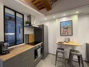 Fridge, microwave, oven, stovetop - Le Petit St Pierre charmant 2 pers Valmy (Lyon)