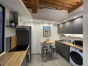 Fridge, microwave, oven, stovetop - Le Petit St Pierre charmant 2 pers Valmy (Lyon)