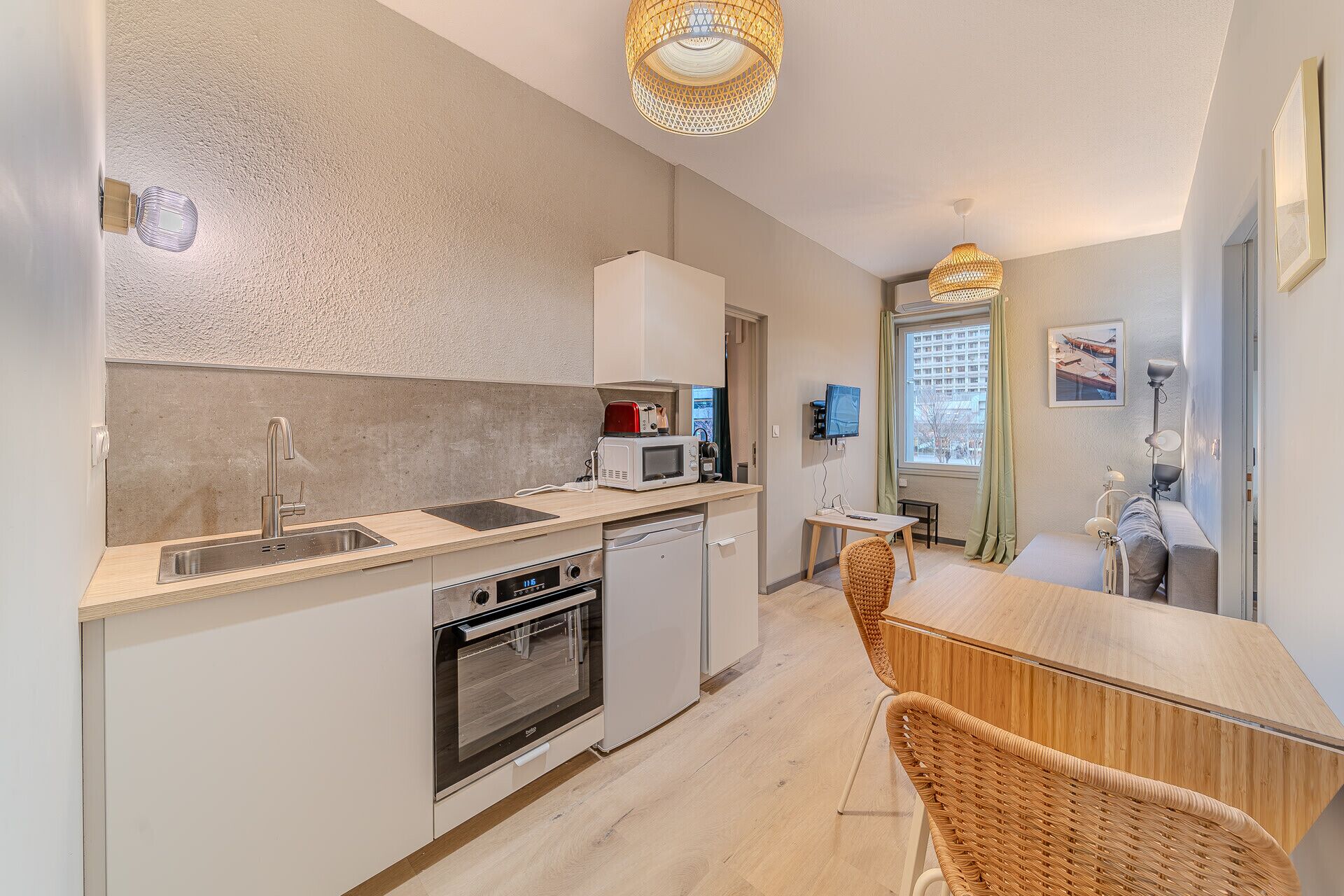 Réfrigérateur, micro-ondes, four, plaque de cuisson