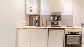 Een koelkast, een magnetron, een oven, een kookplaat