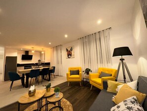 Living area - The charming two-bedroom Parilly Republic (Villeurbanne)