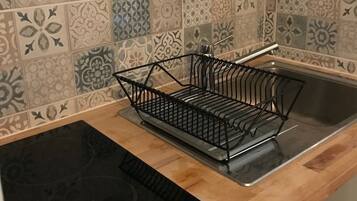 Réfrigérateur, micro-ondes, plaque de cuisson, lave-vaisselle