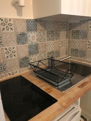 Fridge, microwave, stovetop, dishwasher - Cozy Studio for 2 People, Blandan, Sathonay, Terreaux (Lyon)