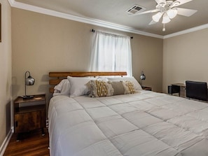 2 bedrooms, iron/ironing board, bed sheets - 51ST PLACE // CLEAN AND QUIET // WIFI (Oklahoma City)