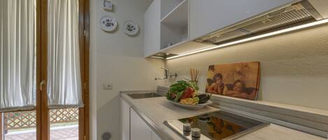 冰箱、微波炉、烤箱、炉灶