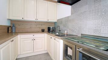 Fridge, oven, dishwasher, coffee/tea maker