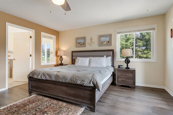 2 soverom, skrivebord, strykejern/-brett og wi-fi (inkludert)