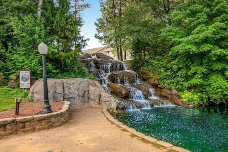 Property grounds. Dells Getaway At Tamarack Resort
