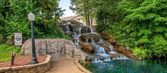 Dells Getaway At Tamarack & Mirror Lake Resort with Boat Slip