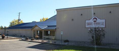 En bygning med et skilt, der viser "Tamarack og Mirror Lake Resort".