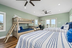 3 bedrooms, desk, WiFi, bed sheets - Waterfront Paradise with Custom Pool, Lighted Pier & Bay Views - Sleeps 10 (Rockport)