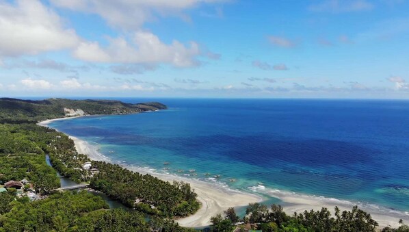 Di pantai dan pasir putih