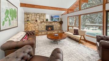 Smart TV, chimenea y futbolito