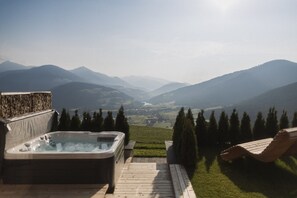 Bañera de hidromasaje al aire libre