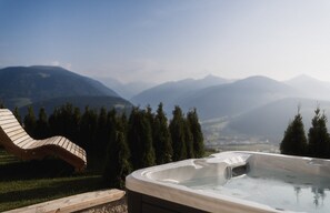 Outdoor spa tub - Chalet 'Rueper Hof Pracken' with Whirlpool, Private Terrace and Wi-Fi (Valdaora BZ)
