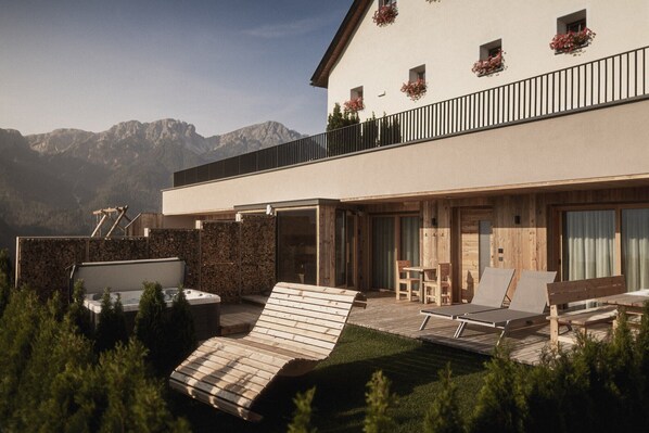Terrace/patio - Chalet 'Rueper Hof Pracken' with Whirlpool, Private Terrace and Wi-Fi (Valdaora BZ)