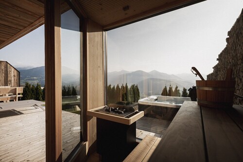 Chalet 'Rueper Hof Pracken' with Whirlpool, Private Terrace and Wi-Fi