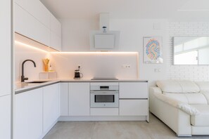 Kühlschrank, Mikrowelle, Ofen, Herdplatte