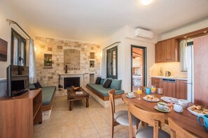 TV, fireplace, video games, DVD player - Villa 'Margarita's 4' with Sea View, Wi-Fi and Air Conditioning (Chania)