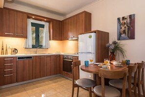 冷蔵庫、電子レンジ、オーブン、コンロ