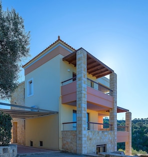 A multi-story building with a stone facade, balconies, and a clear sky. - Villa 'Margarita's 3' with Sea View, Wi-Fi and Air Conditioning (Chania)