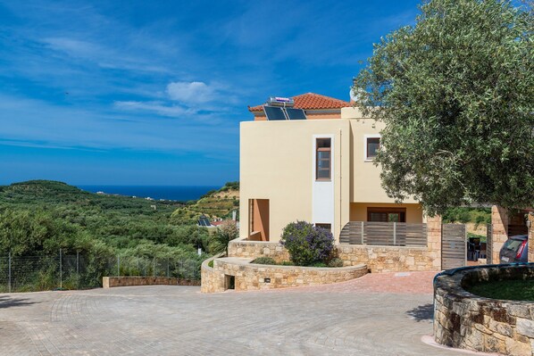 A modern house with a stone facade, a flat roof, and a view of the sea. - Villa 'Margarita's 2' with Sea View, Wi-Fi and Air Conditioning (Chania)