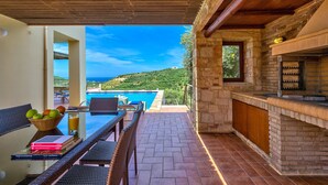 A patio with a view of a swimming pool and a mountain landscape. - Villa 'Margarita's 2' with Sea View, Wi-Fi and Air Conditioning (Chania)