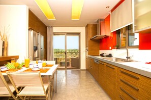 Køleskab, mikrobølgeovn, ovn, kogeplade