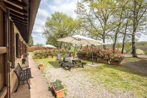 Outdoor dining - Apartment 'Faetino - Pavone' with Shared Pool, Private Garden and Wi-Fi (Colle di Val d'Elsa)