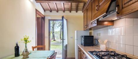 Kühlschrank, Herdplatte, Kochgeschirr/Geschirr/Besteck