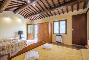 1 bedroom, free WiFi, bed sheets - Apartment 'Faetino - Pavone' with Shared Pool, Private Garden and Wi-Fi (Colle di Val d'Elsa)