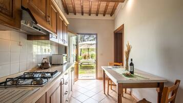 Kylskåp, spishäll och grytor/köksredskap