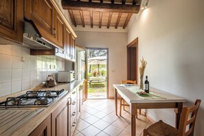 Kühlschrank, Herdplatte, Kochgeschirr/Geschirr/Besteck