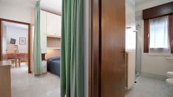 1 bedroom, bed sheets