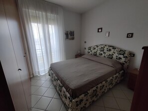 2 bedrooms, bed sheets - Apartment 'Residence Aurora Park' with Shared Pool, Private Terrace and Air Conditioning (Jesolo)