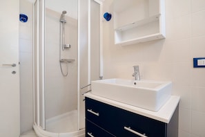 Een douche, handdoeken