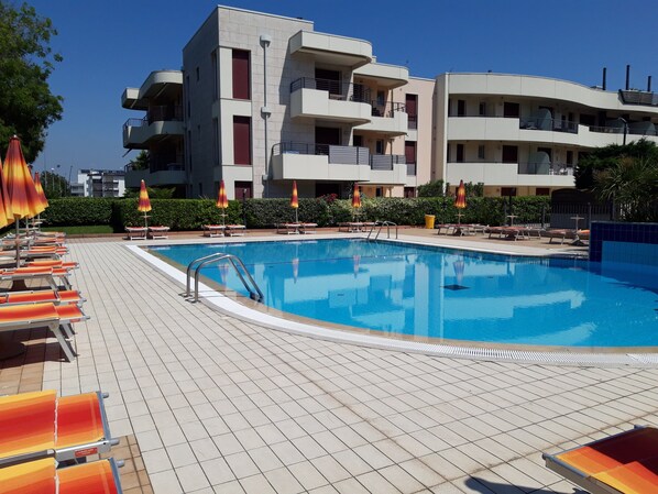 Pool - Apartment 'Residence Aurora Park' with Shared Pool, Private Terrace and Air Conditioning (Jesolo)