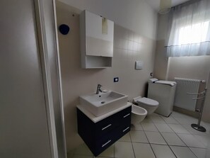 Shower, towels - Apartment 'Residence Aurora Park' with Shared Pool, Private Terrace and Air Conditioning (Jesolo)