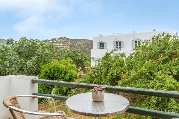 Outdoor dining - Apartment 'Cyclades Beach 2' with Mountain View, Wi-Fi and Air Conditioning (SIFNOS)