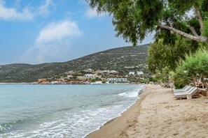 On the beach - Apartment 'Cyclades Beach 1' with Shared Terrace, Wi-Fi and Air Conditioning (SIFNOS)