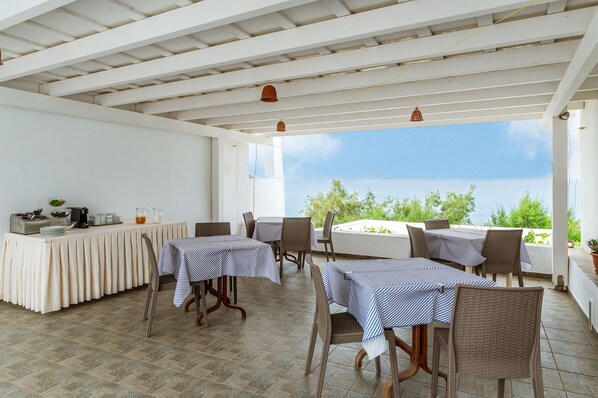 Outdoor dining - Apartment 'Cyclades Beach 1' with Shared Terrace, Wi-Fi and Air Conditioning (SIFNOS)