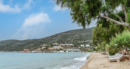 Apartamento 'Cyclades Beach 3' con terraza privada, Wi-Fi y aire acondicionado