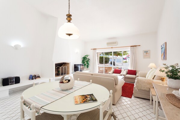 Interior - Villa 'Rosa' with Private Pool, Wi-Fi and Air Conditioning (Vale do Lobo)