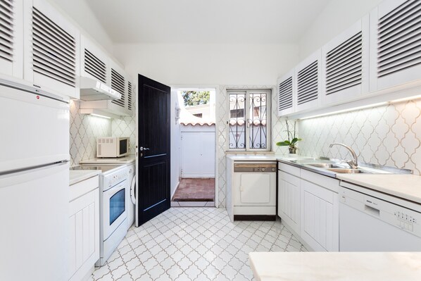 Fridge, microwave, oven, stovetop - Villa 'Rosa' with Private Pool, Wi-Fi and Air Conditioning (Vale do Lobo)